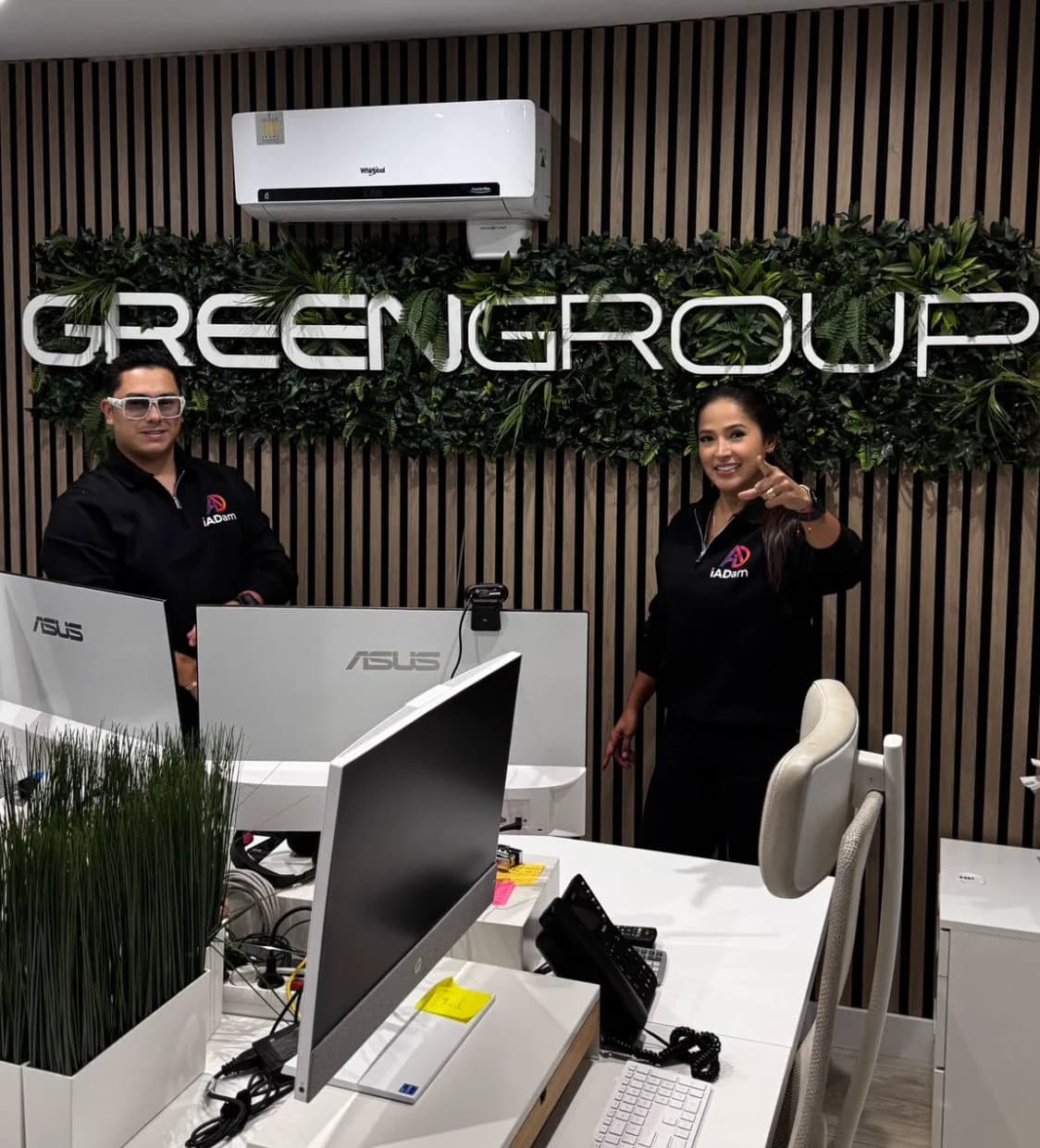 Mauricio en Paola van iADam op het kantoor van Green Group Canarias in Tenerife