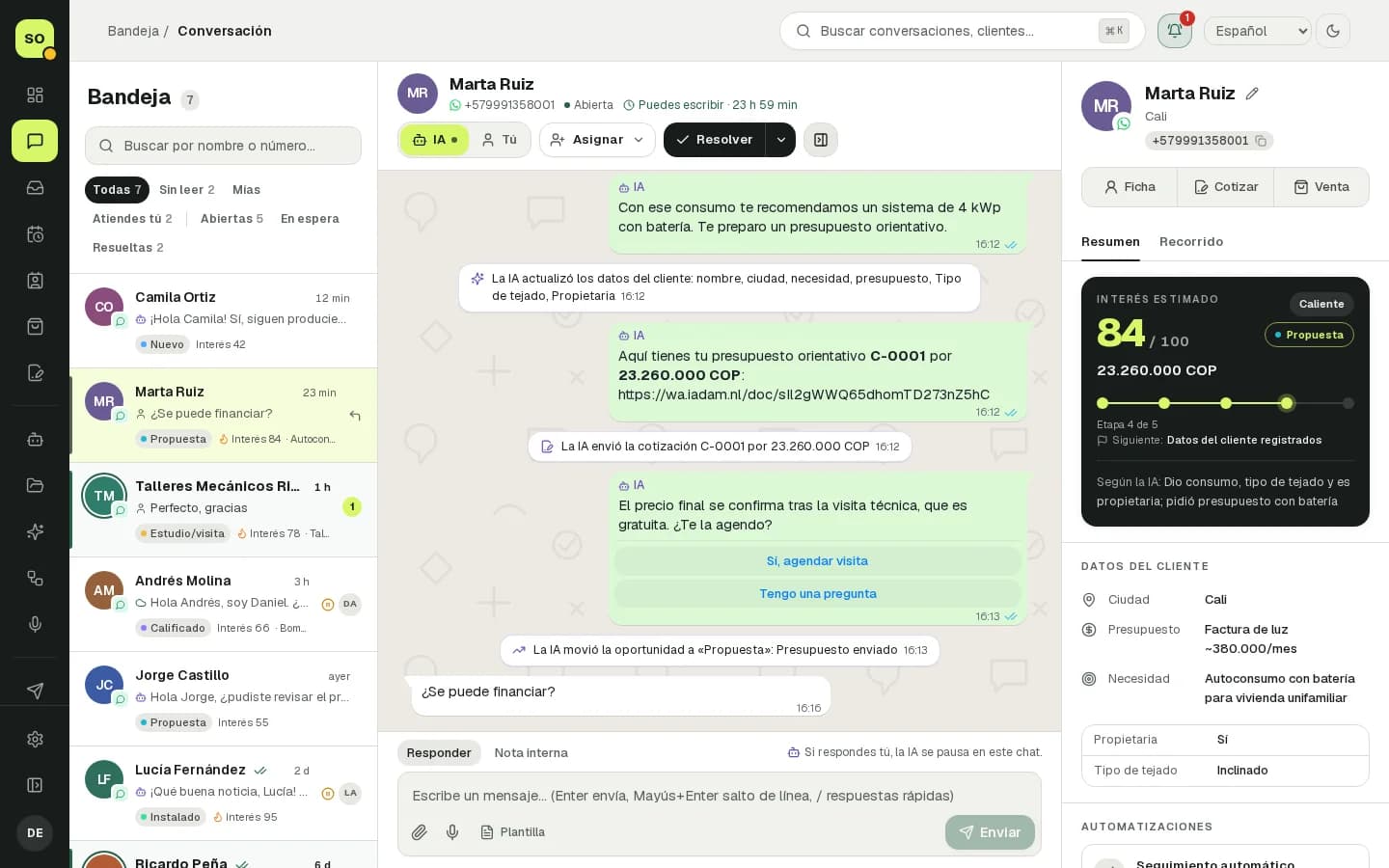 Bandeja de WhatsApp con IA: una conversación con botones, la ficha del cliente y el interés estimado