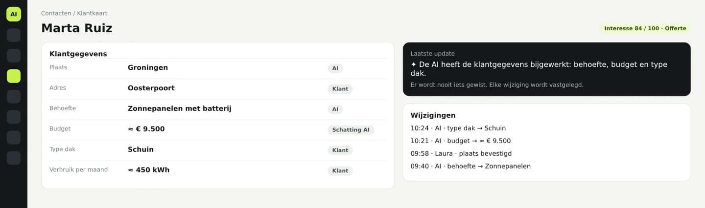 Demo van een klantkaart die de AI invult, met markeringen in de chat